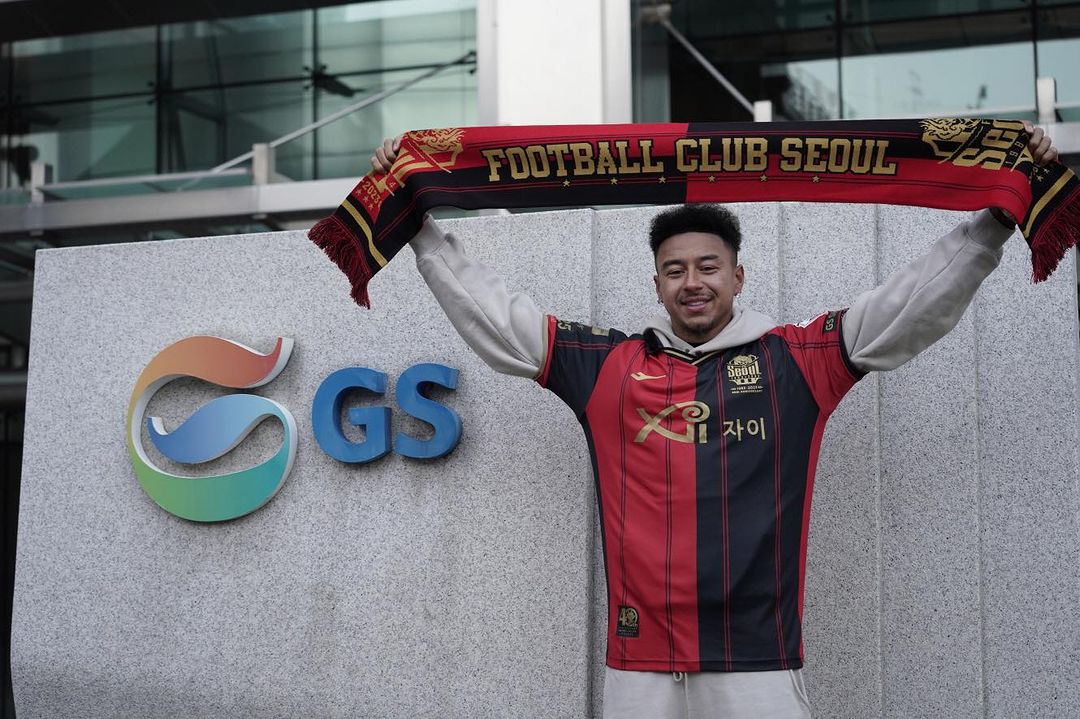 Lingard segurando faixa do clube FC Seu